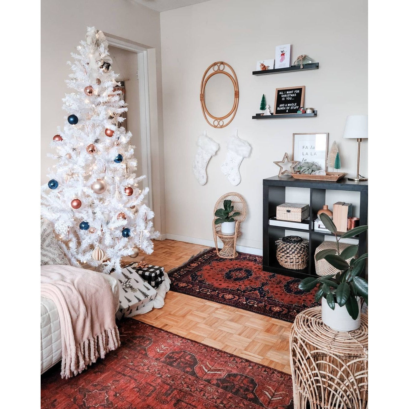 Brad artificial , 210 cm, 800 ramuri/varfuri,cu suport , utilizat pentru interior/exterior, alb