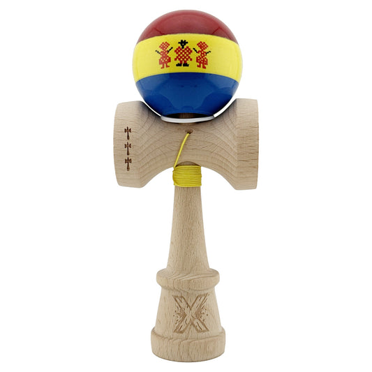 Kendama X Originala, Profesionala, Tricolor Edition Stil Romanesc, Super Sticky cu Cupe Mari KING SIZE V3, Rulment Metalic si Gaura in Baza, din Lemn 18 cm, Ata 62/65 cm, Multicolor